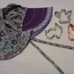 COSPLAY WESTERN OLD FASHIONED BONNET & 3 VINTAGE METAL COOKIE CUTTERS LOT